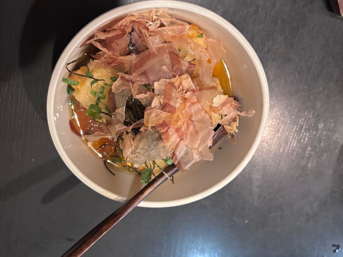 だしを張り、かつお節をのせた揚げ出し豆腐