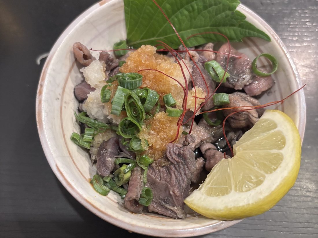 もみじおろしと青ねぎ、大葉とレモンを添えたひねドリポン酢