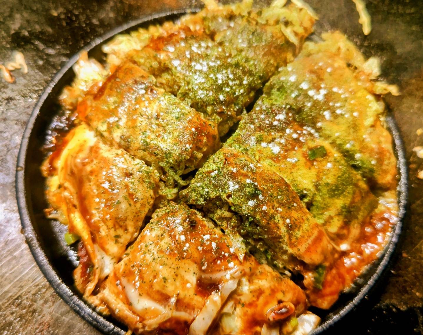 鉄板で焼き上げた名物の広島焼