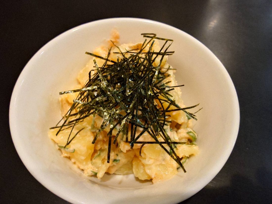 刻み海苔をのせた明太ポテト