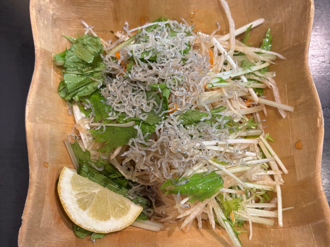 水菜にちりめんじゃこをたっぷりのせ、レモンを添えたサラダ