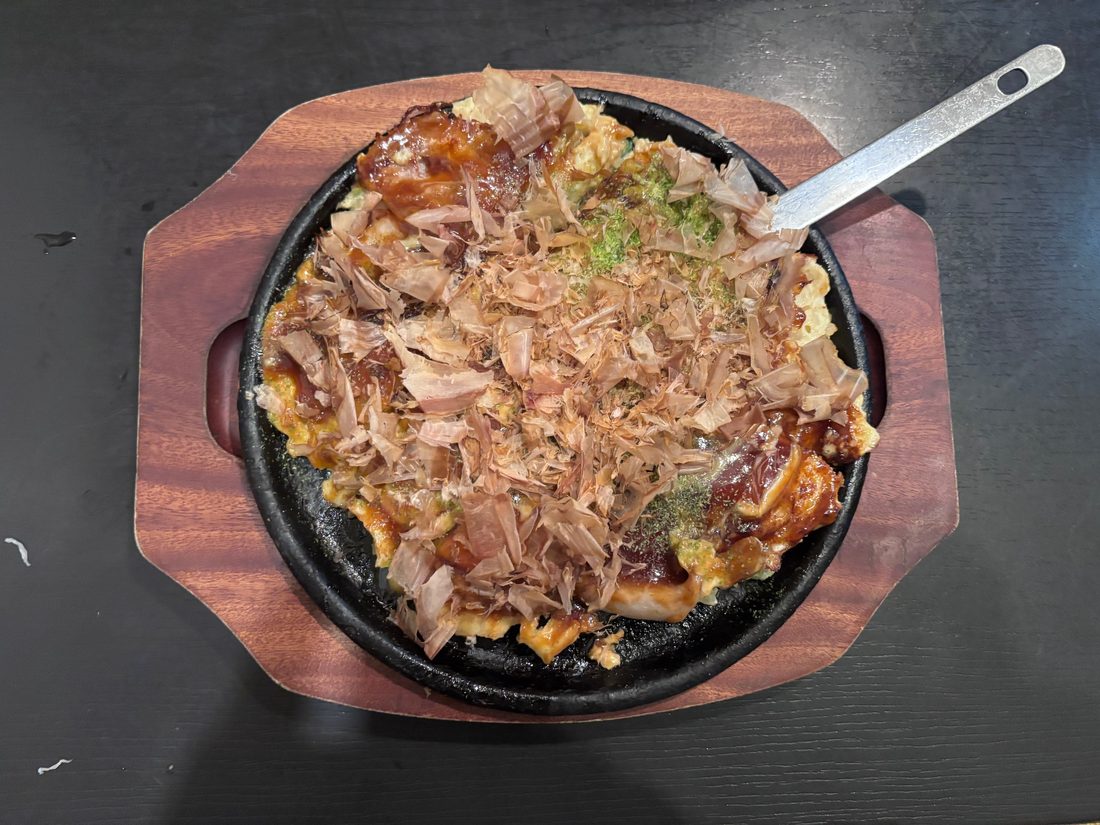 鉄皿で焼き上げ、かつお節と青のりをかけた大阪ブタ玉